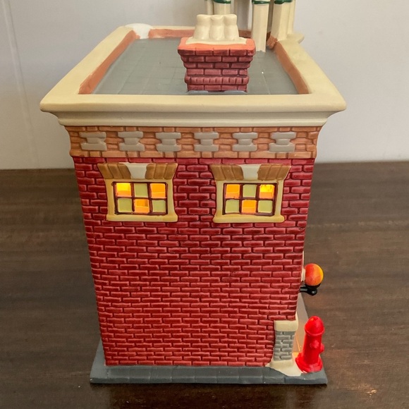 Vintage Heartland Valley Village Fire Station Christmas Village - Picture 2 of 7